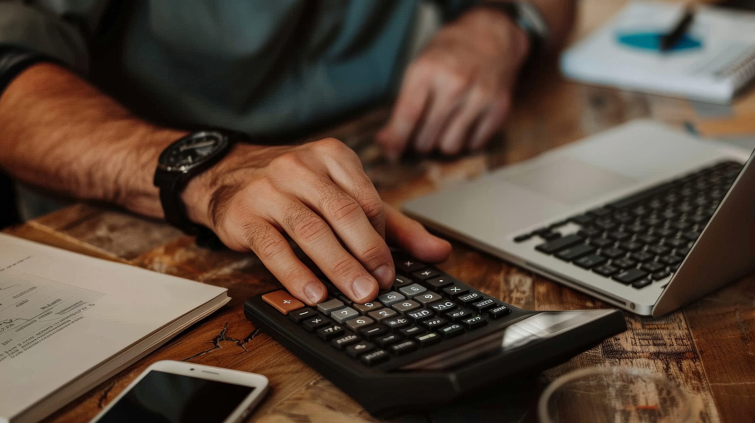 Homem usando calculadora financeira